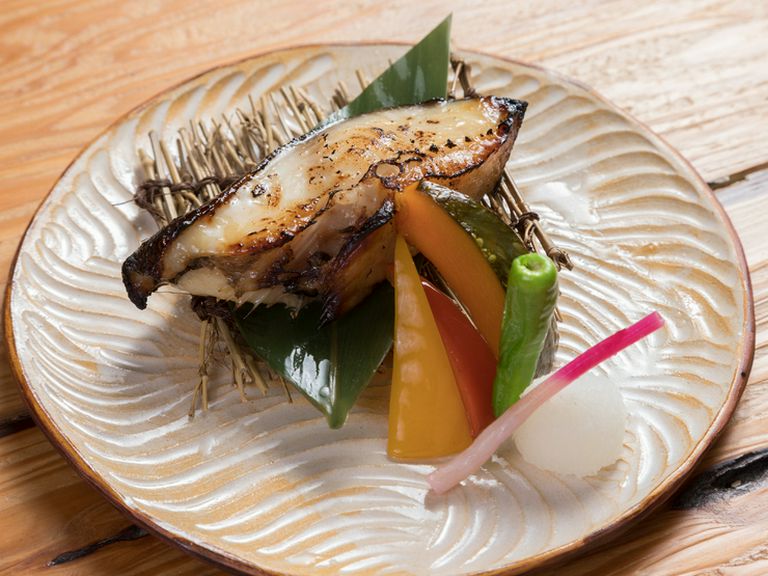 魚介の旬を見極めながら、調理を行っていく