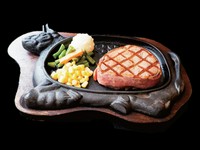 テンダーロインの中でも特に柔らかい極上部位をベーコンで巻きました。 