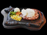 フワフワで口の中で溶けて広がる88自家製ガーリックバターをたっぷり乗せたステーキです。お好みで卓上のオニオンペッパーソースと合わせると更に美味しくなります。