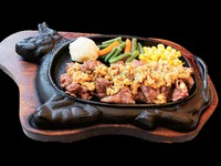 たっぷりのにんにくをカットステーキにトッピング!ガツンとパンチの効いたステーキです。