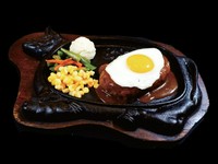 88グループ自家製の肉汁溢れるハンバーグは目玉焼きとデミグラスソースとの相性も最高!
