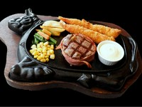 手仕込みのエビフライ2尾とテンダーロインステーキのコンボは満足頂けること間違いなし！