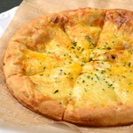 4種類のチーズとゴルゴンゾーラソースだけのシンプルなピザは、ワインをはじめとしたお酒のお供にもピッタリ!