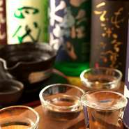 料理と一緒に楽しんでもらえるようにと、日本酒を中心にリーズナブルで美味しいお酒が、バリエーション豊かに揃っています。どのお酒も料理に合わせやすいので、つい杯数を重ねてしまいそう。