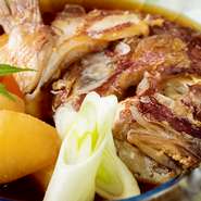 鯛や旬の魚をメインに、頭からアラまで美味しく煮付けています。煮汁が酒・みりん・醤油・砂糖とシンプルだからこそ、魚の美味しさが引き立ちます。一緒に煮込んだ季節の野菜も、魚の旨味を吸って。