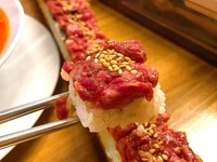 博多名物の野菜巻き串と、超話題のユッケ寿司がどどーんと並ぶ見た目にも美味しくて嬉しいお得なコースです！