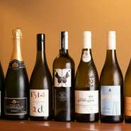 寿司に良く合う、シャンパンや白ワインが用意されています。ワインの美味しさを伝えるため、薄く繊細なワイングラスを揃えておりフレーバーやのテイストの広がりも楽しめます。