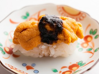 磯の薫り広がる、濃厚で甘い大粒のウニを堪能『ウニ　のり醤油』