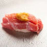 トロの中央に、あわ醤油をそっと乗せてからご提供。口に含むと泡がシュワシュワと消えていき、とろけるウニを包み込み一体感を生み出します。