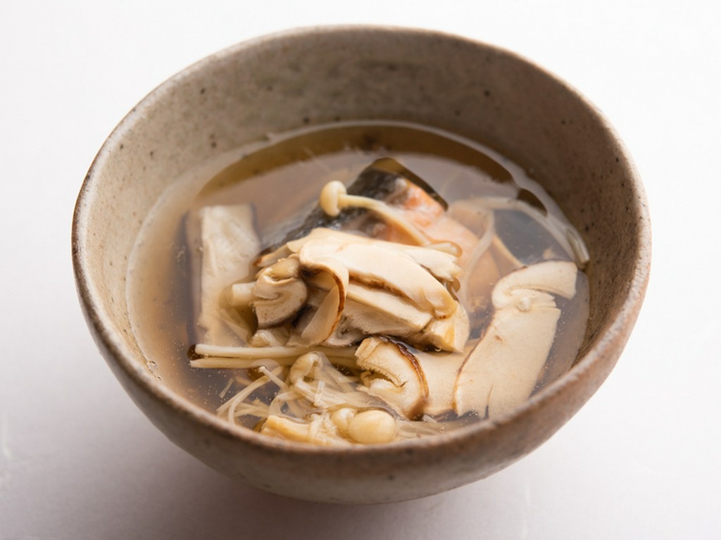 上品でふくよかな味わいの『松茸入り　銀鮭きのこあんかけ』