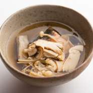 サッと炙った松茸を手で割くことによって薫りを一層引き立たせ、脂ののった銀鮭は皮目をパリッと。餡をたっぷり注ぎ、具材を優しく包み込みます。（こちらは季節料理となるため、ご用意できない場合もございます）