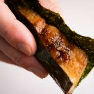 一品ごとに、お客様を驚かせるような料理づくりを心がけている料理人。料理に関しては普通でいることを良しとせず、まだ見たことの無いような料理をつくりたいと考えます。