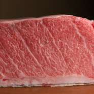 大阪中央市場や鶴橋市場の新鮮な魚介にこだわる料理人。特に、マグロの目利きに関しては余念がありません。鮮やかな赤身からトロにかけての見事な霜降りが、質の高さを物語ります。