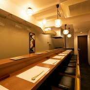 カウンター席のみの店内なので、料理人の視線はいつも客人に向けられています。居心地の良い空間をつくり、ゆったりした雰囲気の中で食事していただけるように接します。
