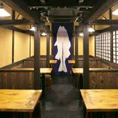 昭和ノスタルジーが薫る空間で旬魚介や地物野菜、旨い地酒を堪能