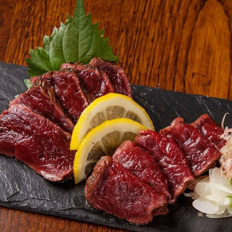 【わら焼き　牛のたたき】藁焼きたたき の特徴は、燻製にも似た藁特有の良い香り