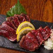状態のいい空洞のある藁は、瞬時に800度もの高温に燃え上がり、お肉の表面だけを炙ることができます。お肉の表面を高温の炎で一気に焼き上げることにより、素材本来の旨みを閉じ込めます。