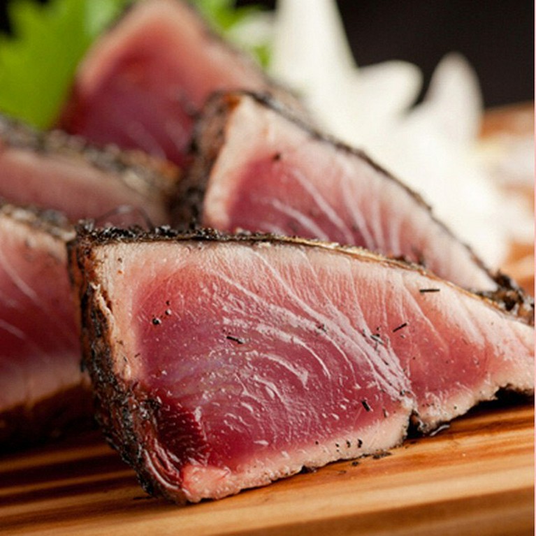 【わら焼き　かつおのたたき】煙でほどよくいぶされた皮の香ばしさは格別。