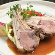 優しい風味ときめ細かい肉質の仔羊肉を、繊細な火入れでロースト。ソースは仔羊の骨でとったジュ（出汁）をベースにしているので、味の奥行きがいっそう豊かに。食べ応えも満点で、ワインがぐいぐい進みます！
