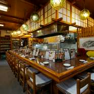 ゆったりくつろげる和の空間。家庭的で気さくな雰囲気に、ついつい長居してしまいそうです。気の合う友人や同僚たちと、お酒と炉端焼きを楽しみながら会話も弾みます。夜はまだまだこれからです。