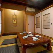 畳の座敷で、楽な姿勢で美酒佳肴にゆるりと酔いしれる至福の時
