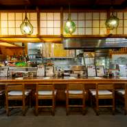 カウンターで一人酒を楽しむ常連客も多数。気さくな人柄の大将との会話を楽しみながら、ゆるりと自分だけの時間を楽しむ贅沢な過ごし方もおすすめです。酒も肴も独占して、心行くまで酔いしれられます。