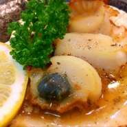 北海道産の帆立を自家製タレで炙ります。
ジューシーな肉厚帆立をお楽しみください。