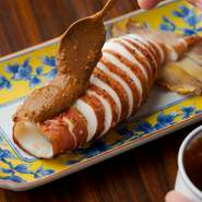 創業以来の人気メニューは必食の価値あり。日本有数のイカの水揚げ高を誇る、先代の地元小木港からのスルメイカを使用。素焼きしたイカに特製ゴロ味噌をかけて味わう、奥深いコクと旨みを楽しめる一品です。