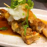 食べにくい豚足を一口サイズにカットして串焼きに。
特製ポン酢と薬味であっさりと食べれます。