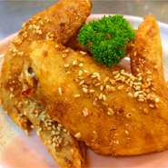 特製甘辛たれとスパイシーソルトで仕上げる手羽先はビールのお供にも、お子様にも人気です！