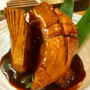 脂がのったブリカマを濃い目の甘辛タレで短時間で煮込みます。ご飯にもよくあうし、もちろんお酒にも。