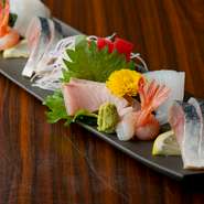 四季折々の上質な旬の魚介を味わうひと皿。地元蛸島漁港で水揚げされた鮮魚は格別の味わいです。水槽には通年味わえる活サザエも。獲れたての貝刺しを年中楽しめます。素材そのものの彩りも美しい一品です。
