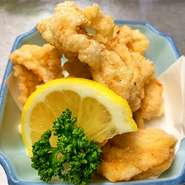 肉厚なヤゲン軟骨をサックリと揚げ、ケイジャンスパイスで仕上げた人気の一品です。