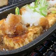 能登産の厚揚げをバターと「あさ井の醤油」で焼き上げ、熱々を提供します。
たっぷりの薬味と共にお召しあがりください。