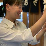 「どんなに忙しい時も一人ひとりに均等に目配りしながら、常にゲストの目線でその思いに応えたい」と香織さん。相手の立場に立った気遣いとおいしい料理で、至福のひとときを過ごす店づくりに取り組まれています。
