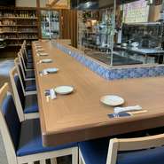 ゆったりくつろげる和の空間は家庭的で気さくな雰囲気抜群です。カウンター席は、おひとり様から仲間との語らいまで、さまざまなシーンでの利用が可能。豊富なメニューから何を選ぶか料理人との会話も弾みます。
