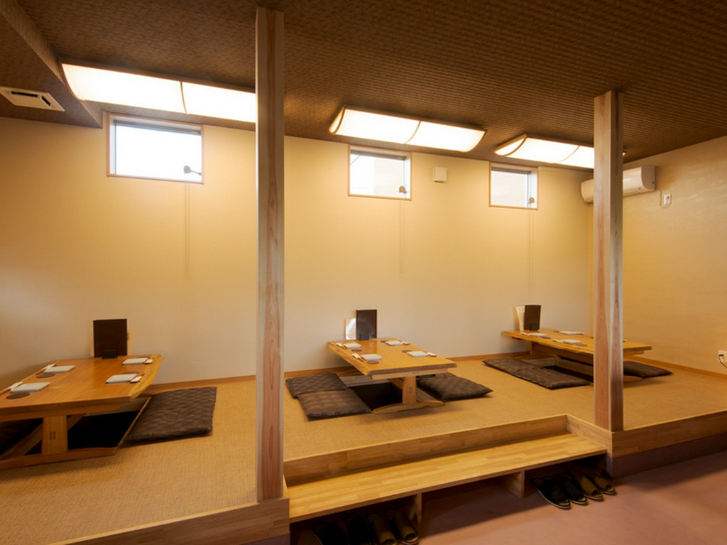 一枚板の落ち着いた雰囲気の席で、ゆるりと楽しい時間を過ごす