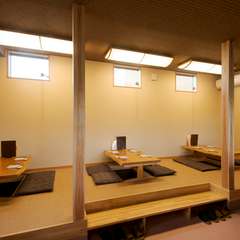 一枚板の落ち着いた雰囲気の席で、ゆるりと楽しい時間を過ごす