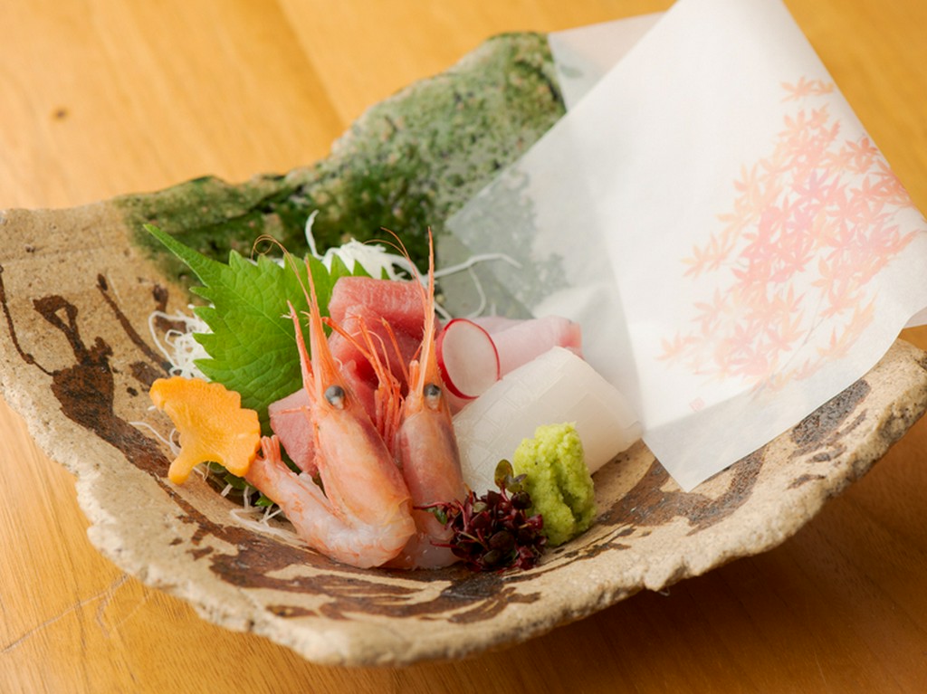 日本海の漁港から仕入れる、四季折々の上質な旬鮮に舌鼓