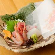 季節感ある魚介を刺身でいただく贅沢な時間。日本海の漁港や市場から仕入れる、新鮮な旬の味覚は刺身で堪能できます。上質な素材の旨みは、包丁さばきにも左右されるものですが、五感に触れる味わいを楽しめます。