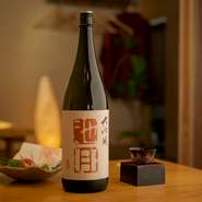 時季ごとに変わる日本酒は、店主や酒のプロおすすめの美酒ぞろい。立山、常山、農口尚彦研究所、池月大吟醸など、面白いお酒をグラスで提供。焼酎にもこだわっているので、飲み比べするのも楽しそうです。