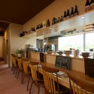 店主と話せるカウンターは特等席。素材本来の味わいを大切にした、優しい味わいの一品料理が豊富なので、様々なお酒とともに一人の時間を味わってみては。お一人様はもちろん、2軒目使いにもおすすめです。