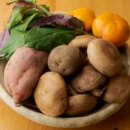 金沢の食材を積極的に取り入れた料理はどれも絶品。農家や市場で仕入れた旬の味覚を提供してくれます。中でも「百万石椎茸」は必食の価値あり。傘の直径が8～10センチと大きく肉厚で香りも味も素晴らしい食材です。