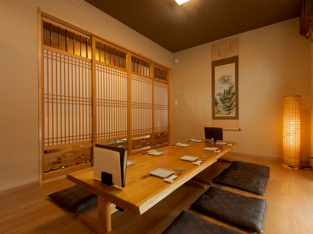 最大8名までの完全個室あり。接待や法事、会合にも最適な空間