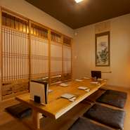 木のぬくもりを感じる和の完全個室を用意。重厚感ある一枚板のテーブルを配した空間は品があり、接待や会食にも利用できます。他にも、両家顔合わせ、長寿のお祝い、記念日、誕生日会などの宴会にもピッタリです。
