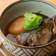じっくりコトコト、素材に旨みが芯までしみこんだ煮物。絶妙な煮加減のブリはふんわりとろける食感です。出汁と煮汁を吸った飴色の大根も秀逸。訪れた際は必食の一皿です。