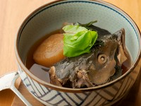 じっくりコトコト、素材に旨みが芯までしみこんだ煮物。絶妙な煮加減のブリはふんわりとろける食感です。出汁と煮汁を吸った飴色の大根も秀逸。訪れた際は必食の一皿です。