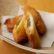 明太子・はんぺん・大葉を巻いた、満足感のある一品。外はカリッと香ばしく、中はふんわりとしたコントラストが美味しさを引き立てています。熱々出来立てを召し上がれ。