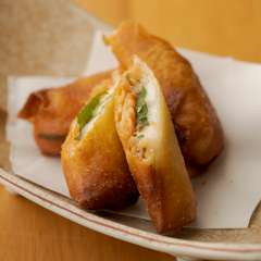 カリッとした香ばしさと濃厚な旨みが押し寄せる『明太チーズの春巻き』