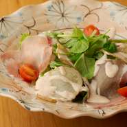 新鮮なじゃが芋を薄く切りサッと揚げて盛り付けた、素材を味わう一品。自家製の明太子ソースが生ハムとも良く合い、お酒も進みます。素材とソースの調和が取れたこの料理は「箸が止まらない」と評判です。